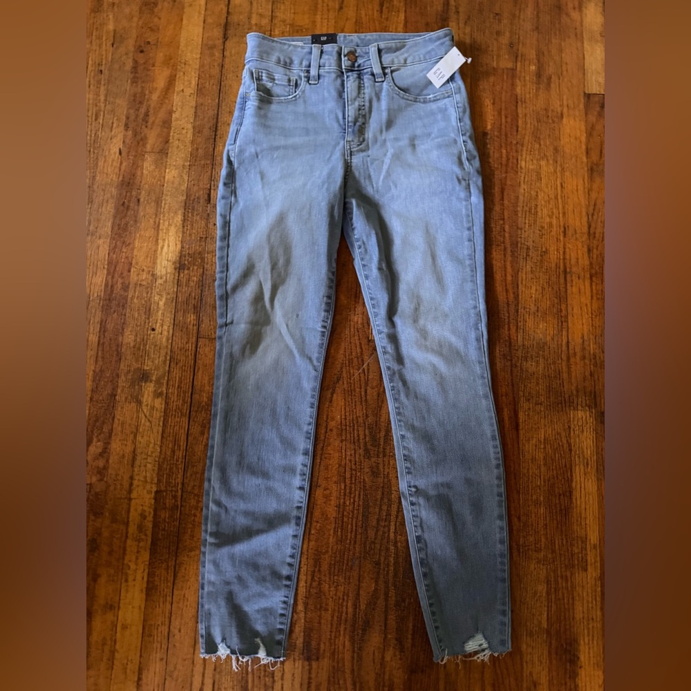 GAP Universal High Rise Jegging 28/6 new with tags, light destroy